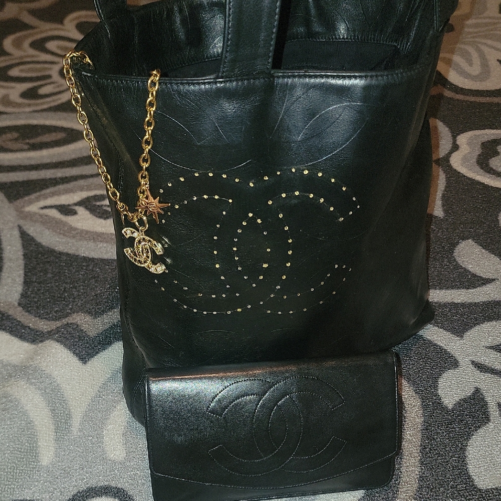 OFFERS EXCEPTED...CHANEL VINTAGE LARGE LAMBSKIN LEATHER TOTE !AUTHENTIC - Picture 2 of 11